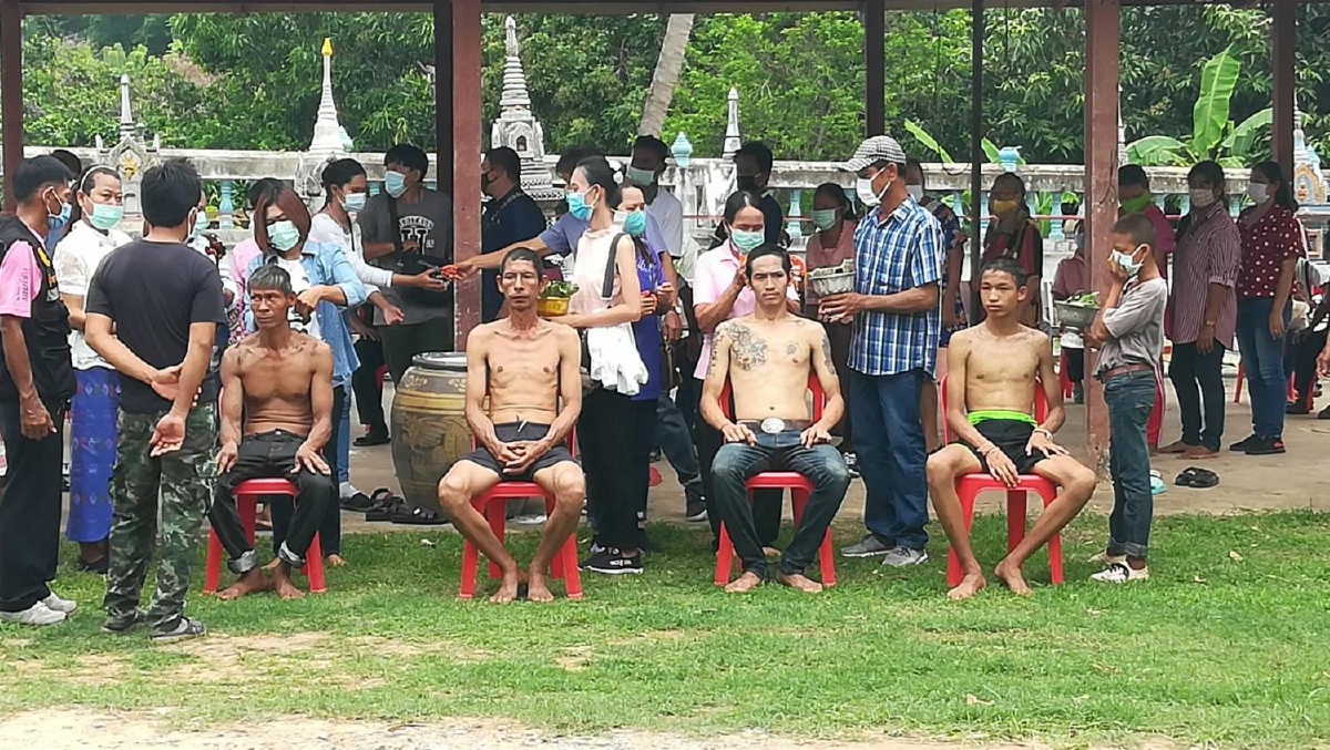 4 ชาวบ้านหลงป่าทุ่งแสลงหลวงบวชแก้บนให้เจ้าป่าเจ้าเขา 4 ชาวบ้านหลงป่าทุ่งแสลงหลวงบวชแก้บนให้เจ้าป่าเจ้าเขา