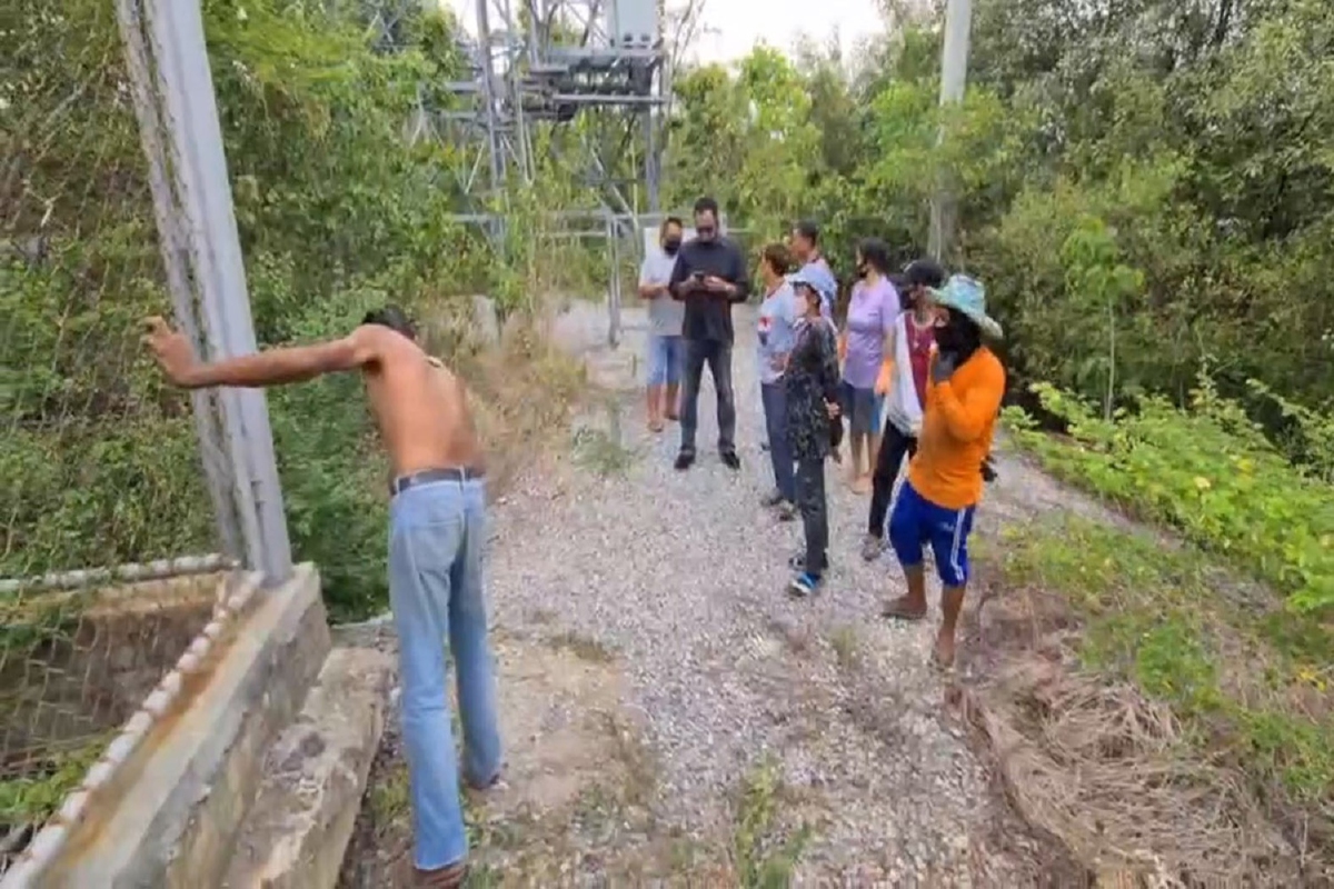 หนุ่มเมียนมายืนฉี่ในป่าเจอหัวจระเข้โผล่อ้าปากตกใจเผ่นป่าราบ หนุ่มเมียนมายืนฉี่ในป่าเจอหัวจระเข้โผล่อ้าปากตกใจเผ่นป่าราบ