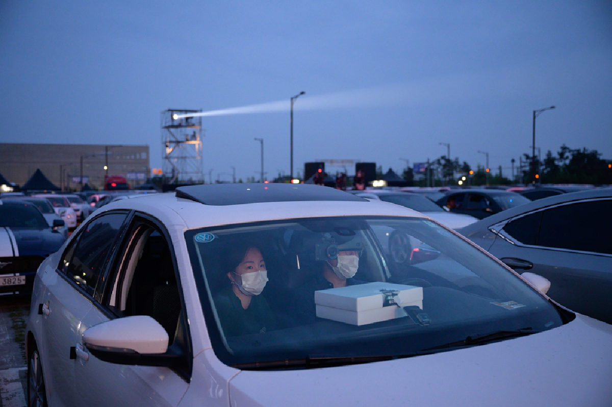 นิวนอร์มอลเกาหลี ดูคอนเสิร์ตแบบปลอดภัยจากในรถ