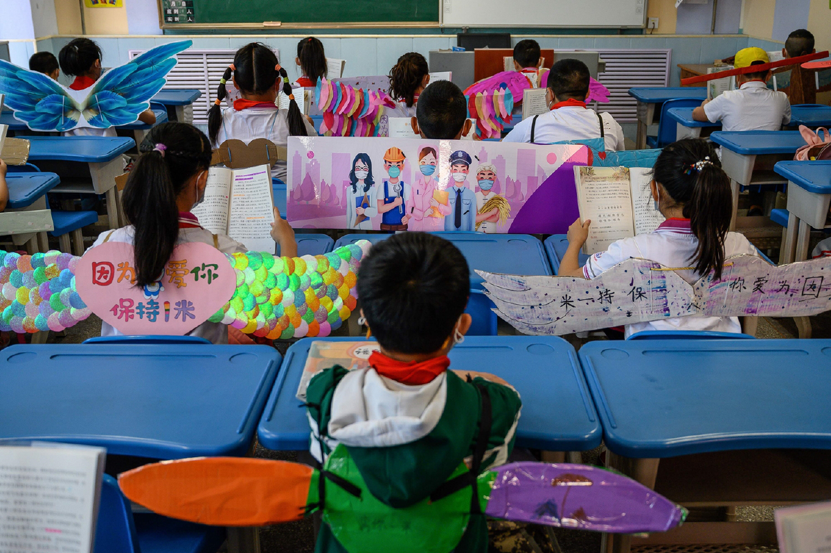 นักเรียนจีนติดปีกช่วยเว้นระยะห่างจากเพื่อนหลังเปิดเทอม