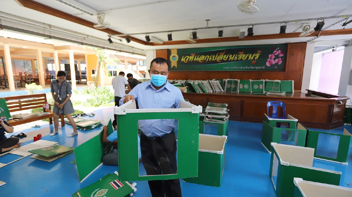 ไอเดียเจ๋ง!แปลงโฉมคูหาเลือกตั้งเป็นฉากกั้นป้องกันโควิด-19 ให้นักเรียน