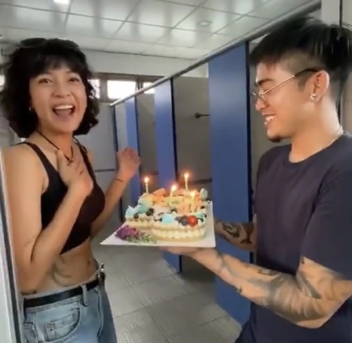 สายป่าน เป่าเค้กแบบงงๆ วุฒิ นันทวุฒิ ซุ่มรอในห้องน้ำเพื่อเซอร์ไพรส์วันเกิด (คลิป)