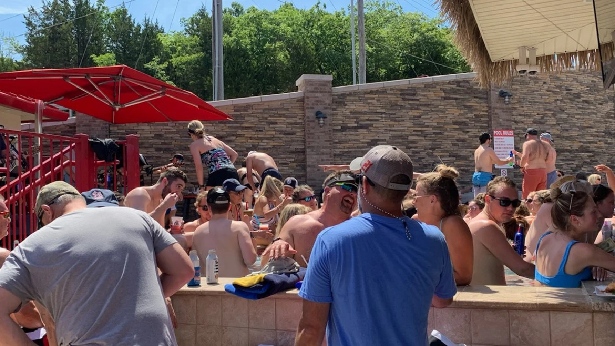 อเมริกันไม่กลัวตายแห่ไปเที่ยวแน่นขนัด ทั้งที่ยอดตายใกล้ทะลุแสน