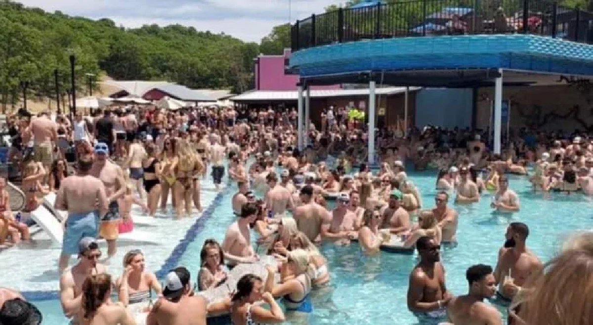 อเมริกันไม่กลัวตายแห่ไปเที่ยวแน่นขนัด ทั้งที่ยอดตายใกล้ทะลุแสน