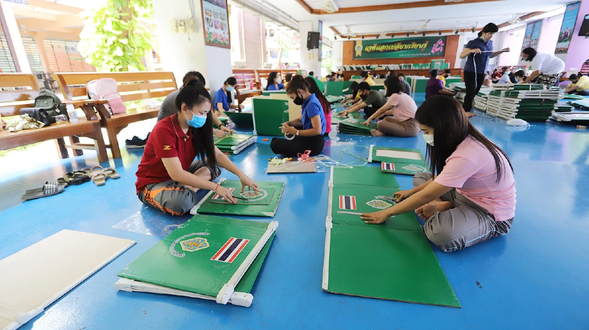 ไอเดียเจ๋ง!แปลงโฉมคูหาเลือกตั้งเป็นฉากกั้นป้องกันโควิด-19 ให้นักเรียน