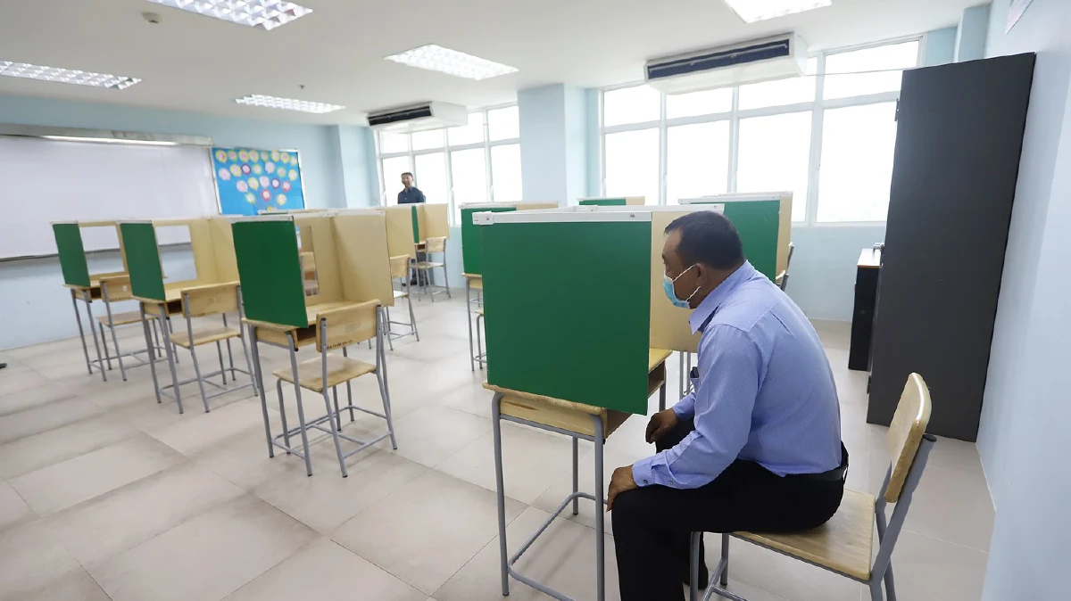 ไอเดียเจ๋ง!แปลงโฉมคูหาเลือกตั้งเป็นฉากกั้นป้องกันโควิด-19 ให้นักเรียน