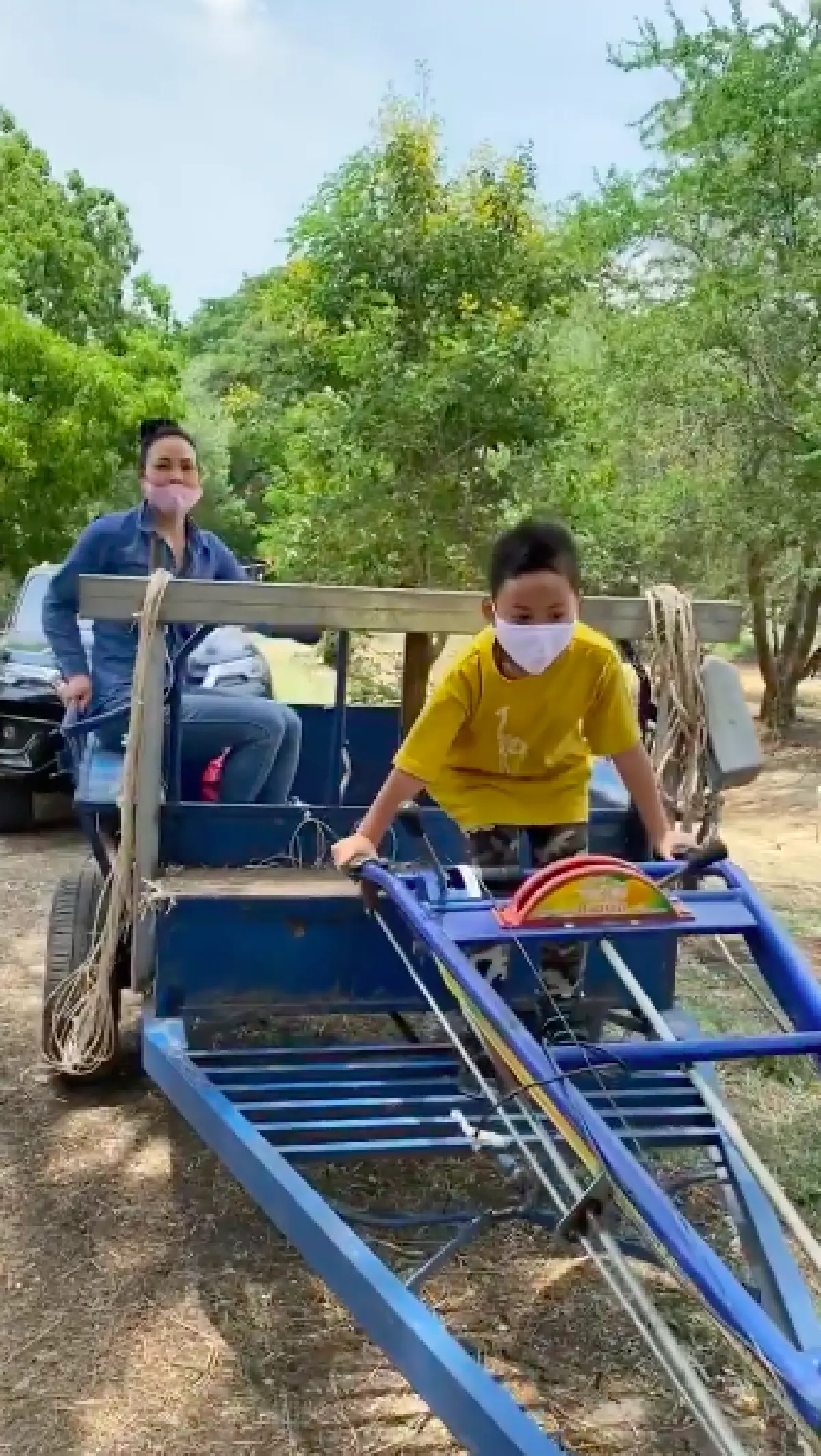 “ตั๊ก บงกช” พาชม “ไร่เบญจรงคกุล” พ่อแม่ลูกช่วยกันปลูกต้นโกโก้อย่างสนุกสนาน