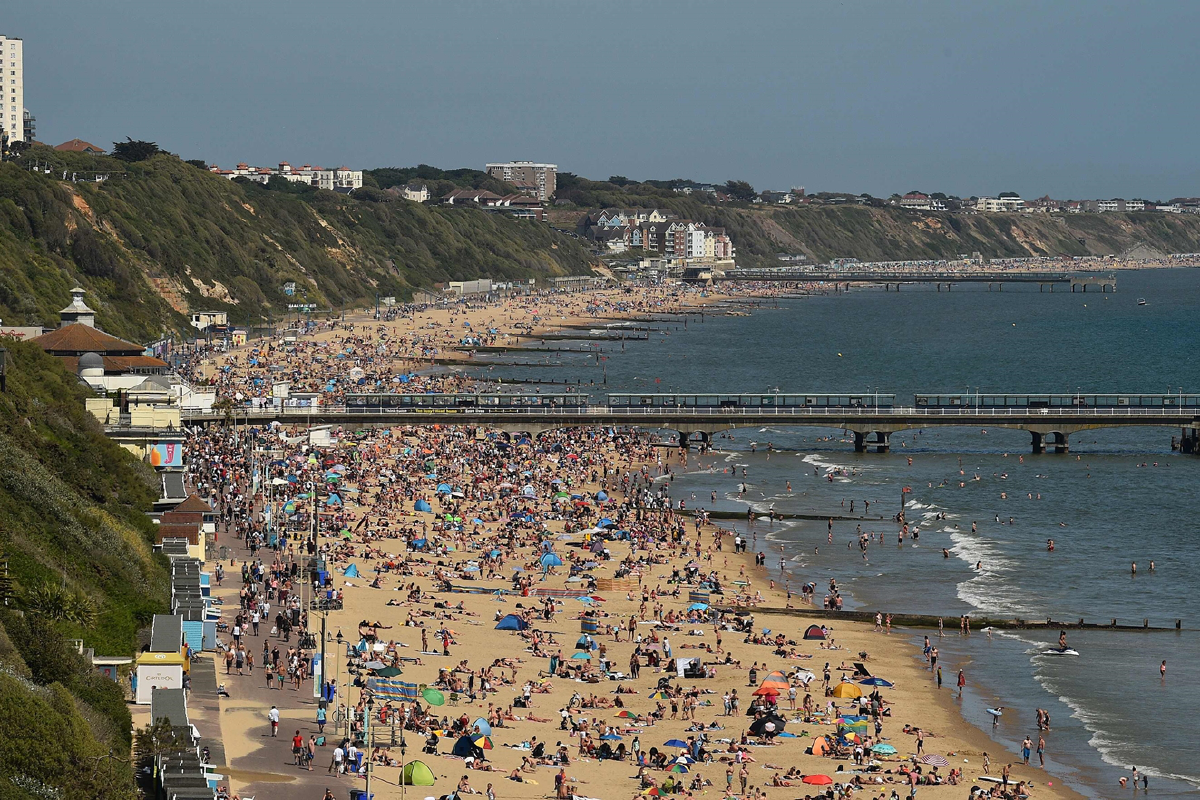 อังกฤษอาบแดดแน่นชายหาด สัญญาณความกลัวโควิดเริ่มซา