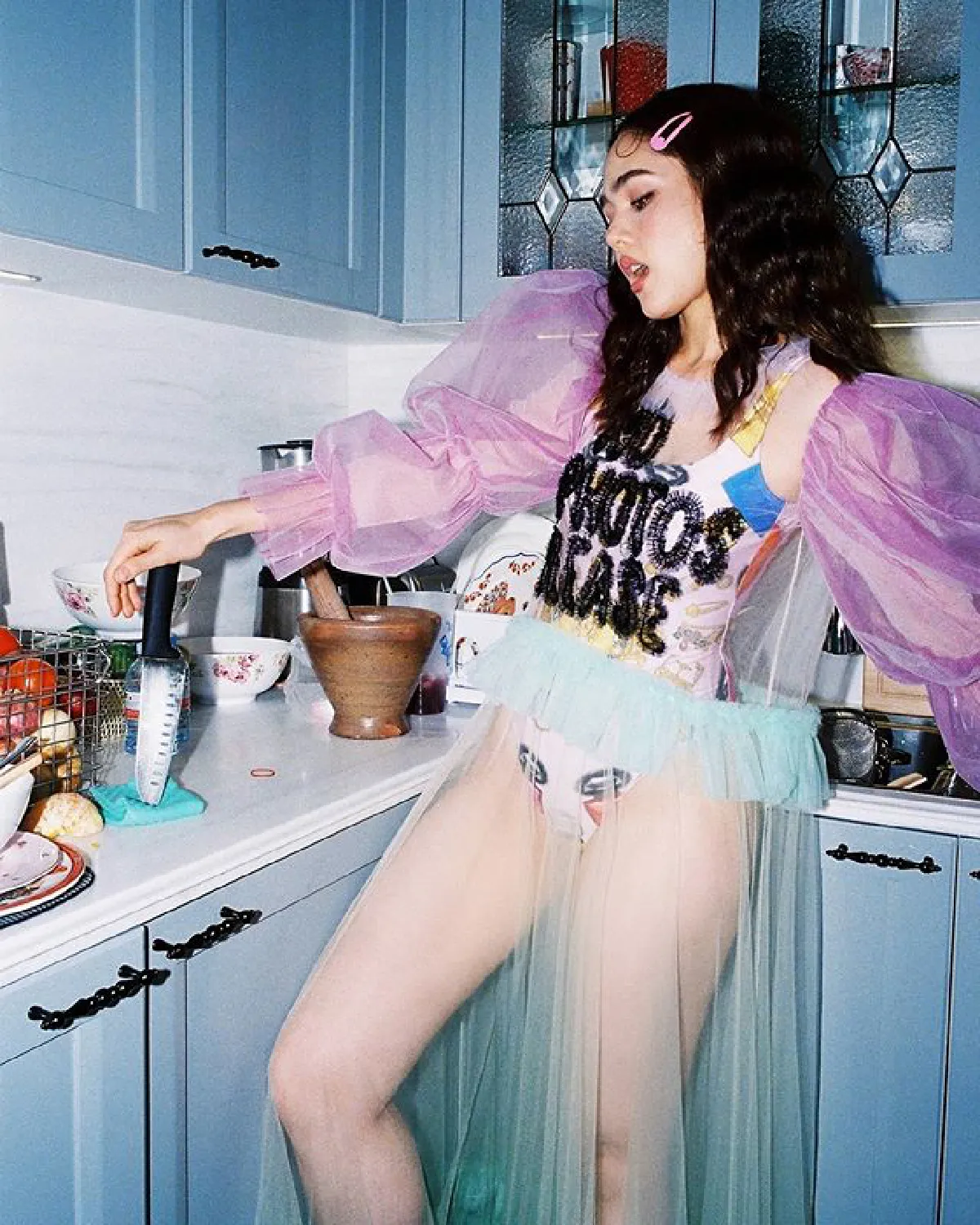 วันสบายๆของ ชมพู่ อารยา สวมเสื้อตัวจิ๋วอวดหุ่นสวย กล้ามท้องลอนเบาๆ