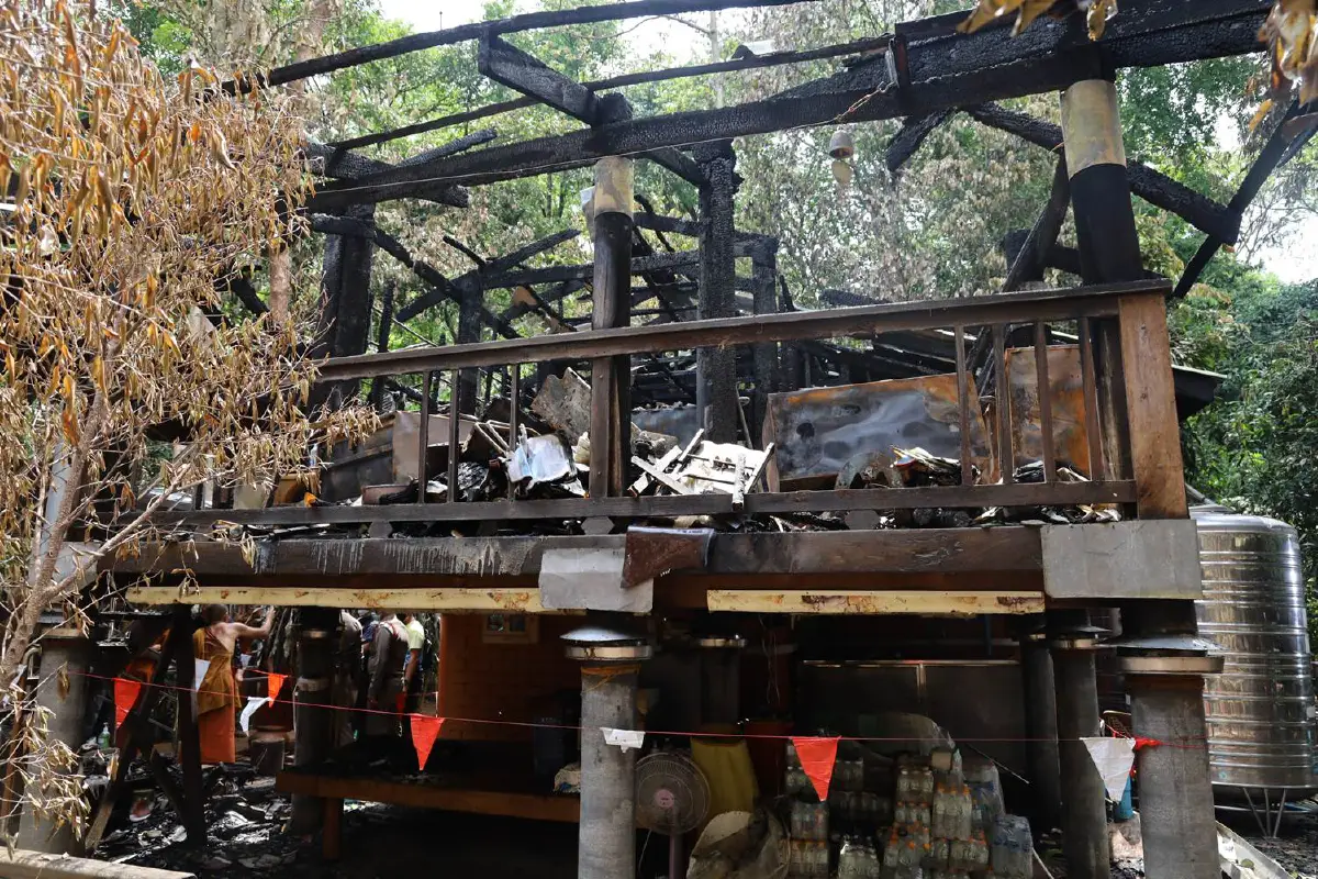 ตร.จำลองเหตุไฟไหม้กุฏิหลวงพ่อสุดใจ ศิษย์ยืนยันไม่มีขัดแย้ง