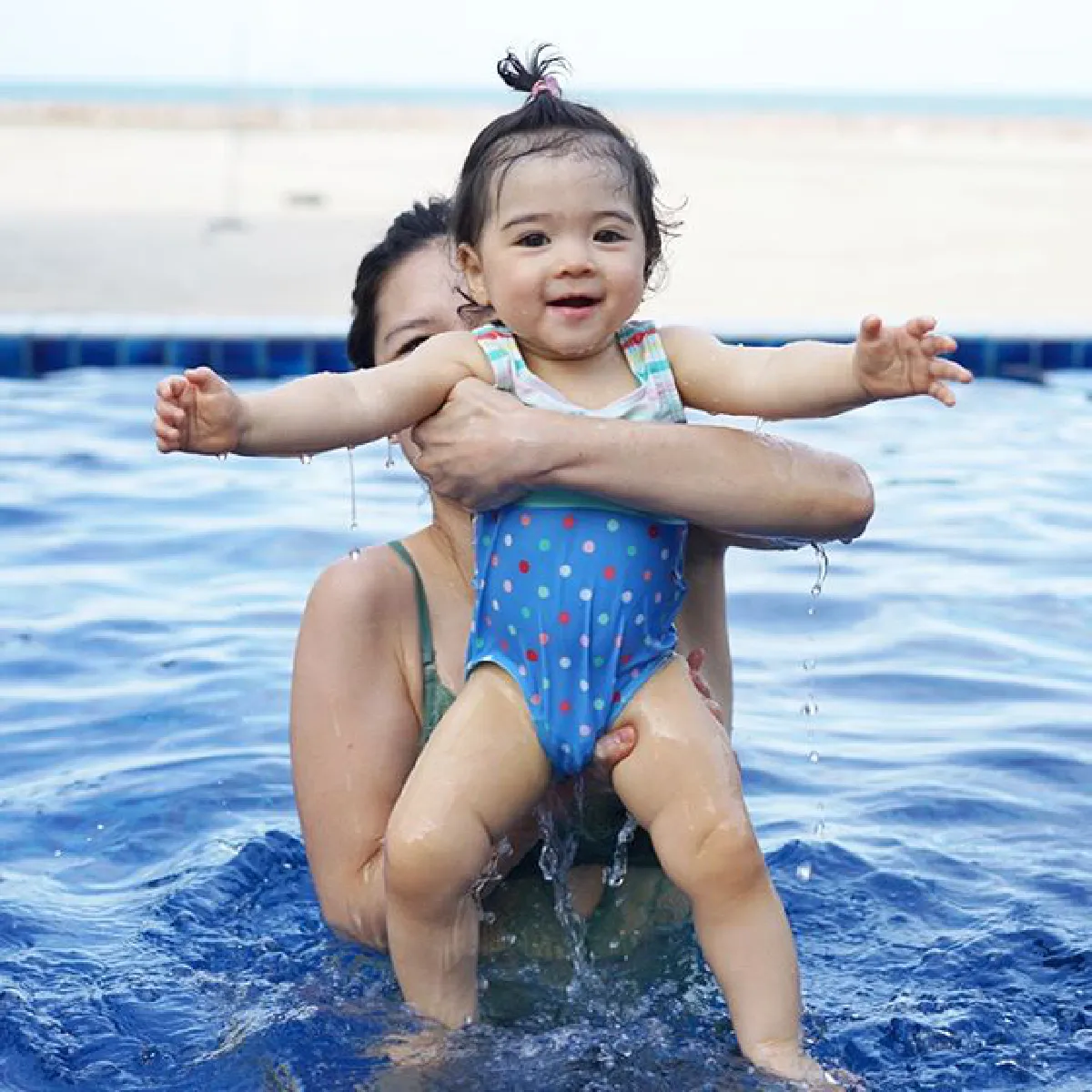 แมทธิว-ลิเดีย พาลูกๆ น้องดีแลน-เดมี่ ไปเที่ยวพักผ่อนริมทะเล