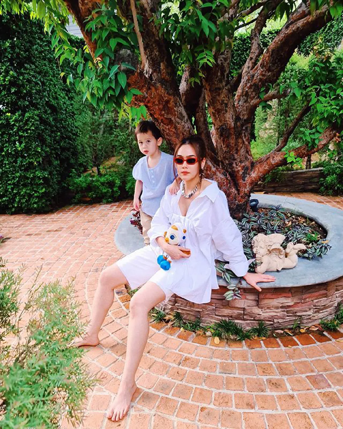 วันสบายๆของ ชมพู่ อารยา สวมเสื้อตัวจิ๋วอวดหุ่นสวย กล้ามท้องลอนเบาๆ