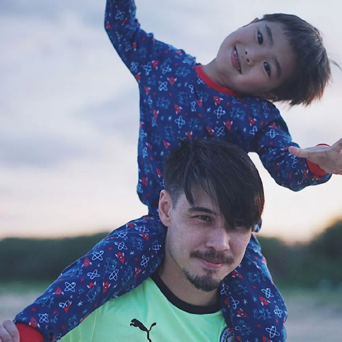 แมทธิว-ลิเดีย พาลูกๆ น้องดีแลน-เดมี่ ไปเที่ยวพักผ่อนริมทะเล