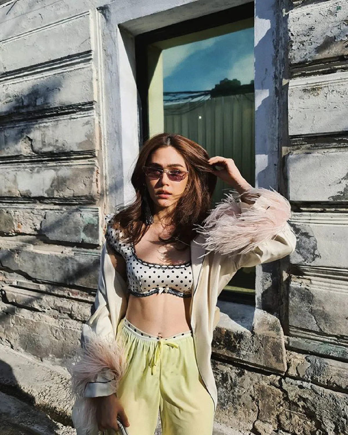 วันสบายๆของ ชมพู่ อารยา สวมเสื้อตัวจิ๋วอวดหุ่นสวย กล้ามท้องลอนเบาๆ