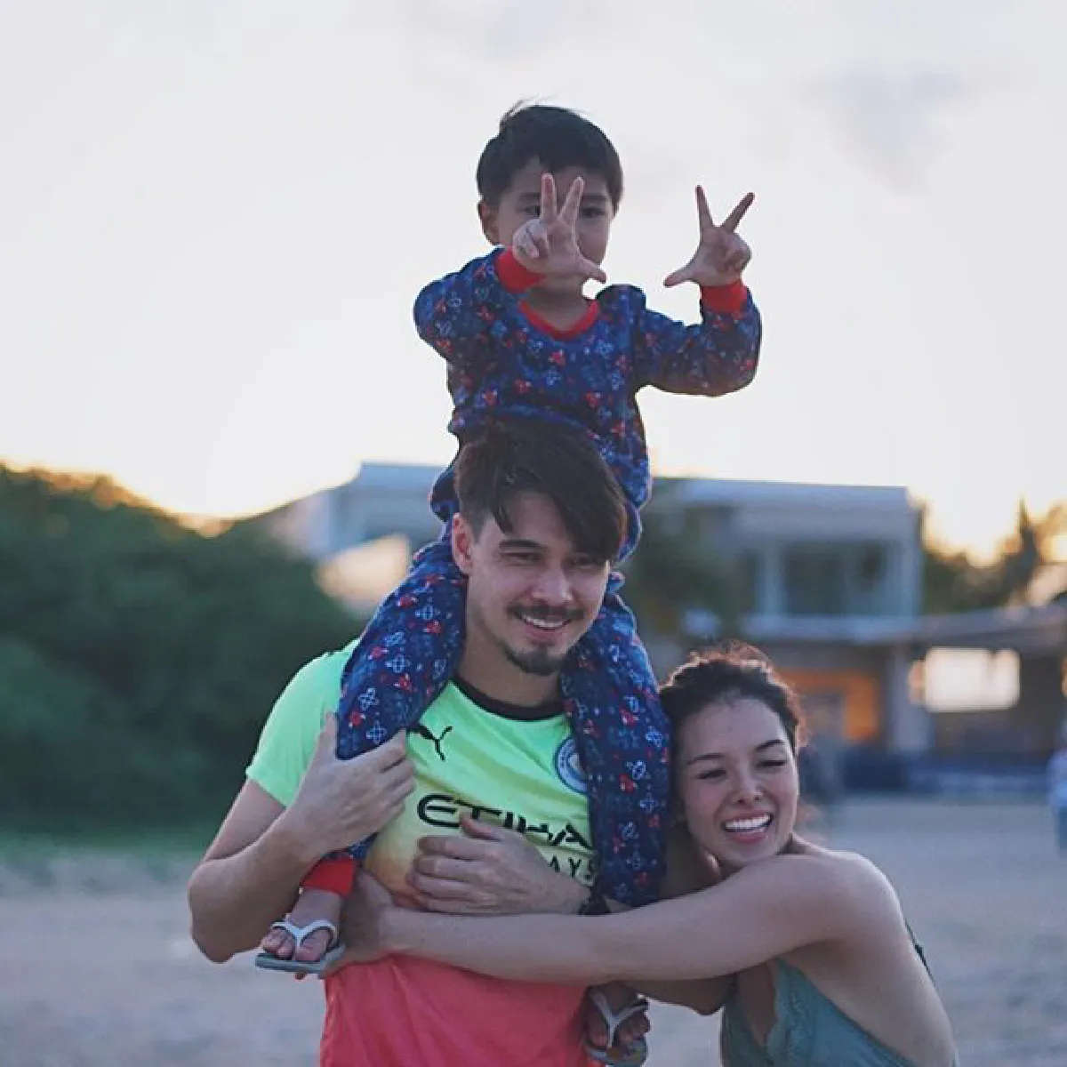 แมทธิว-ลิเดีย พาลูกๆ น้องดีแลน-เดมี่ ไปเที่ยวพักผ่อนริมทะเล