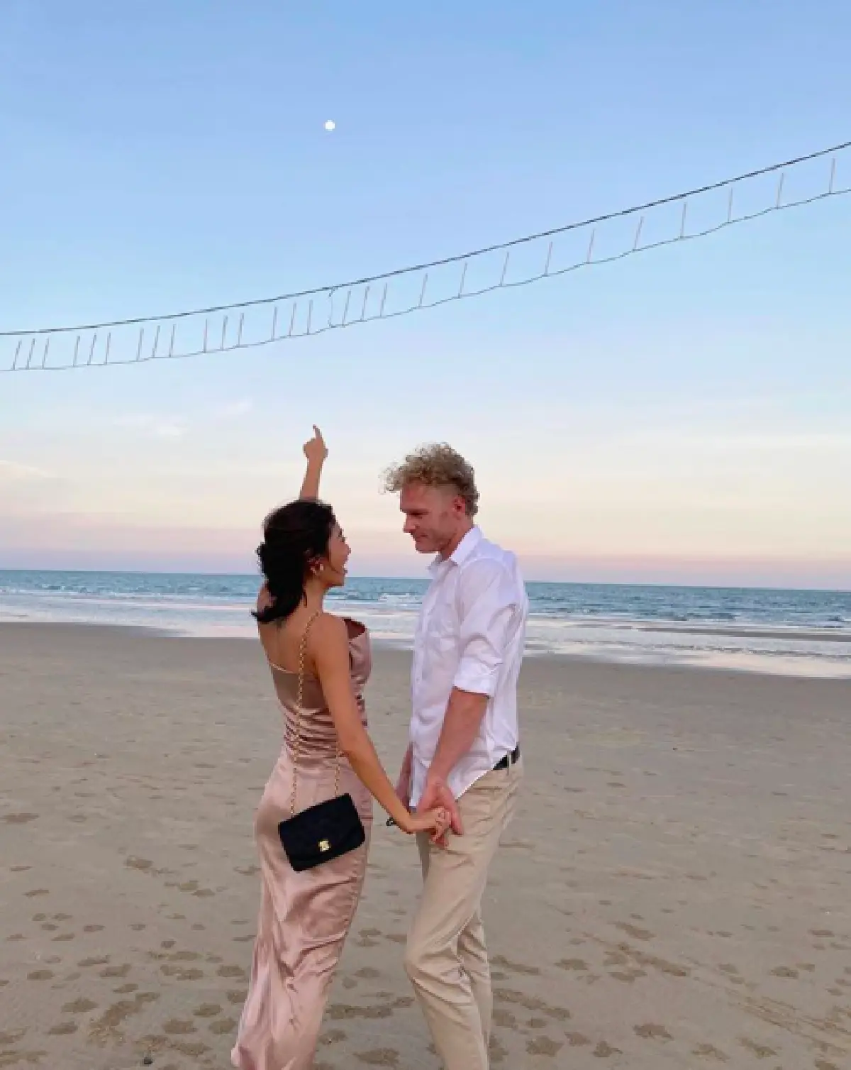 "ยิปซี" ถึงกับไปต่อไม่ถูก! จะเต้นเซ็กซี่แต่ถูกหวานใจ “นิโคลัส” เบรกด้วยสายตา