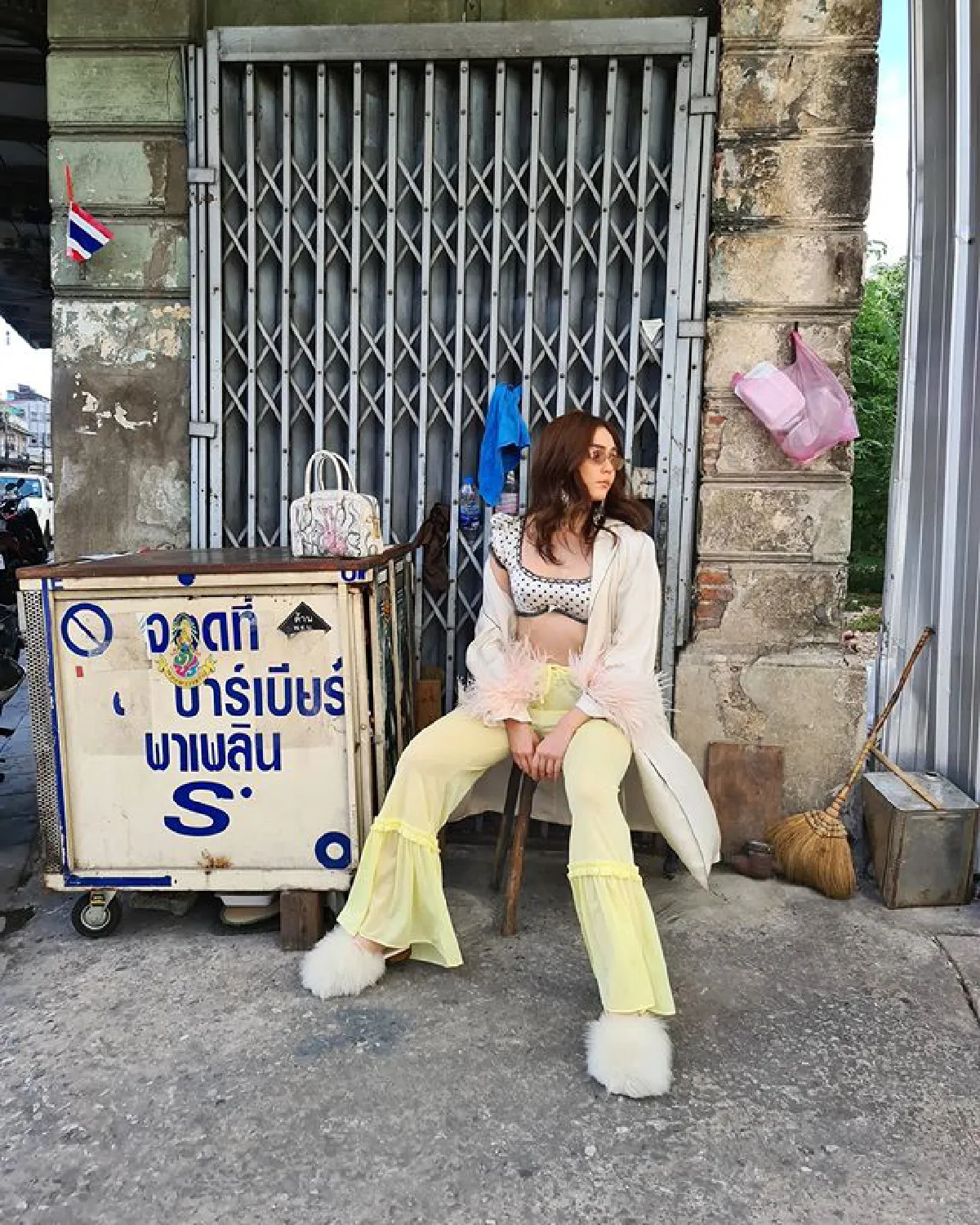 วันสบายๆของ ชมพู่ อารยา สวมเสื้อตัวจิ๋วอวดหุ่นสวย กล้ามท้องลอนเบาๆ