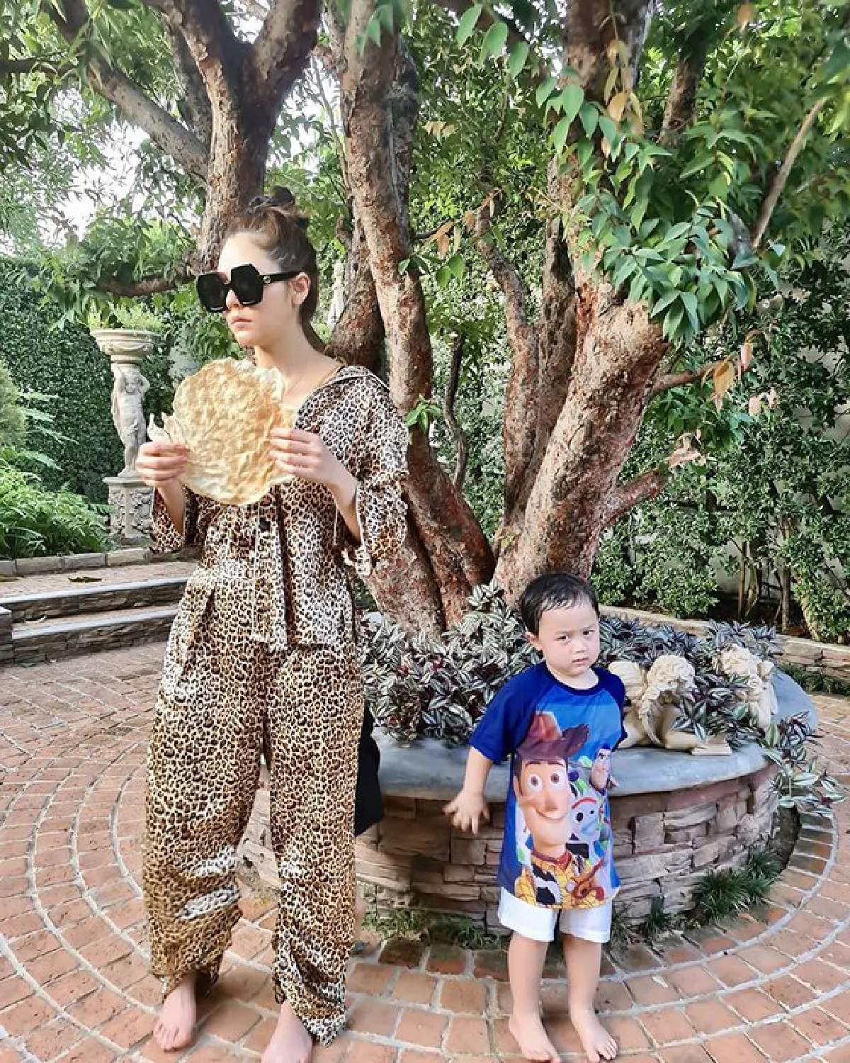 วันสบายๆของ ชมพู่ อารยา สวมเสื้อตัวจิ๋วอวดหุ่นสวย กล้ามท้องลอนเบาๆ