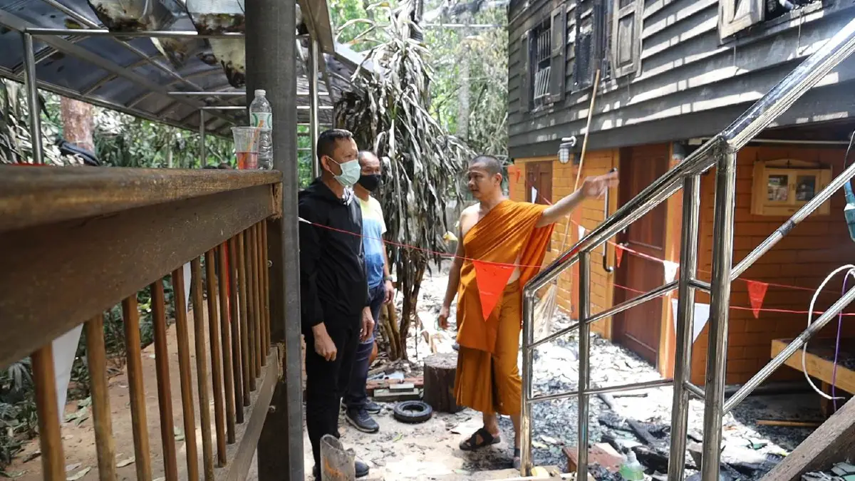 ตร.จำลองเหตุไฟไหม้กุฏิหลวงพ่อสุดใจ ศิษย์ยืนยันไม่มีขัดแย้ง