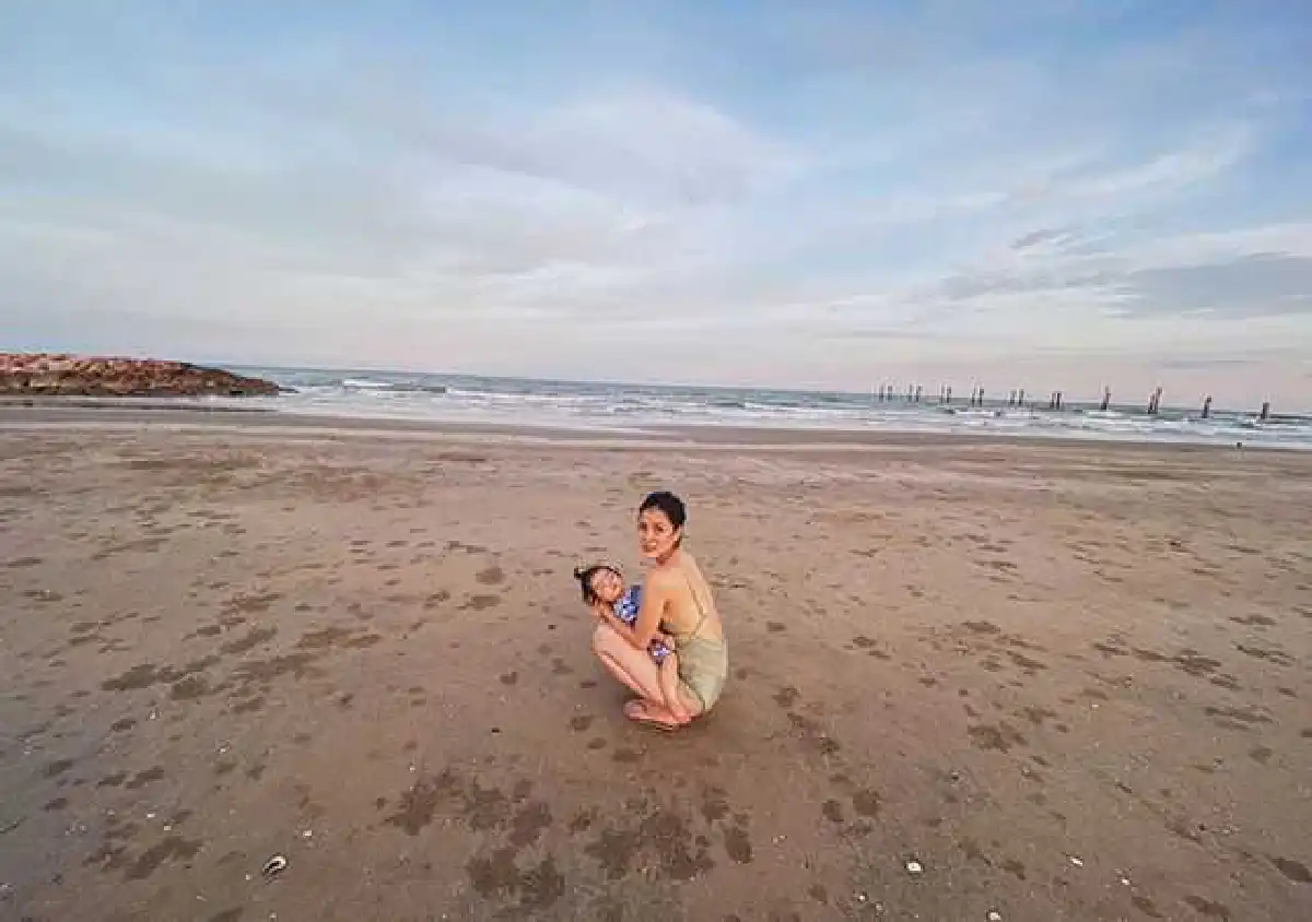 แมทธิว-ลิเดีย พาลูกๆ น้องดีแลน-เดมี่ ไปเที่ยวพักผ่อนริมทะเล