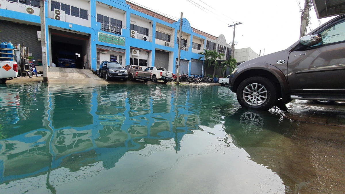 แปลกแต่จริง!น้ำท่วมขังสีเขียวอื๋อชาวบ้านโวยของเสียจากรง.มักง่าย