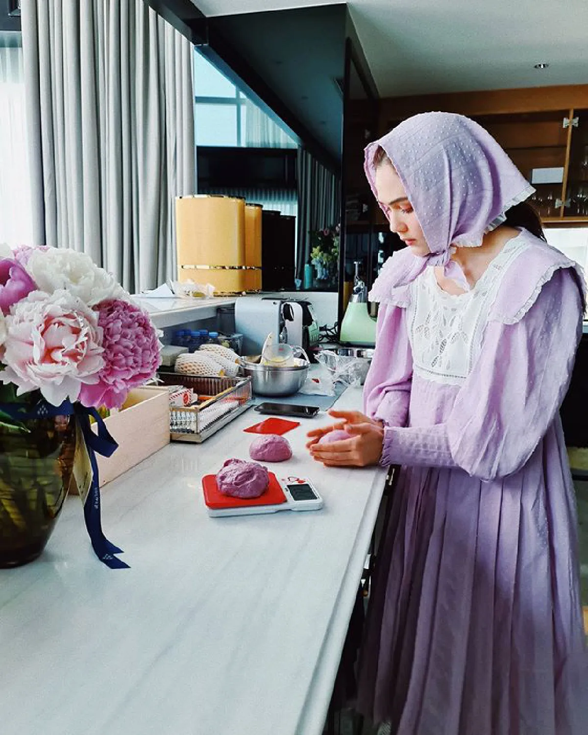 วันสบายๆของ ชมพู่ อารยา สวมเสื้อตัวจิ๋วอวดหุ่นสวย กล้ามท้องลอนเบาๆ