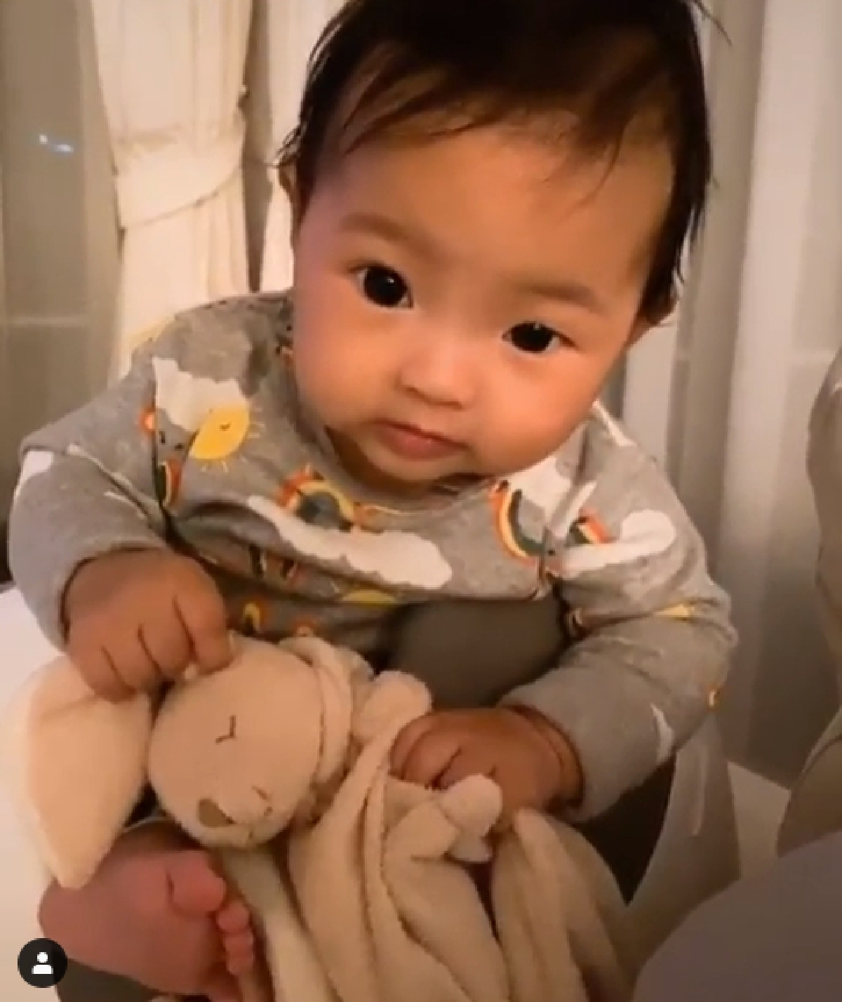 น้องโนล่า อวดความสดใสน่าเอ็นดู โพสท่าถ่ายรูปฉายแววนางแบบตัวน้อย