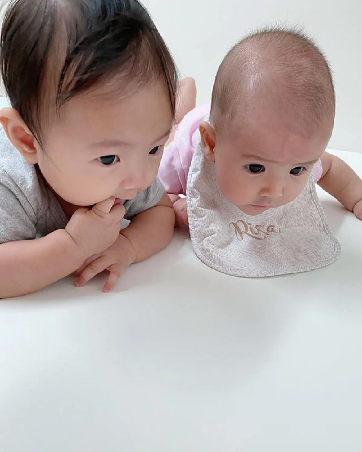 น้องโนล่า อวดความสดใสน่าเอ็นดู โพสท่าถ่ายรูปฉายแววนางแบบตัวน้อย