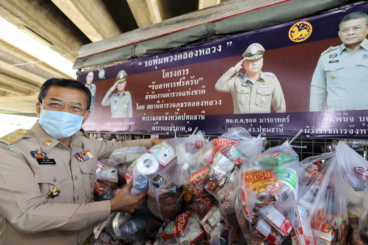 ผู้ว่าฯ-ผู้การปทุมฯนำของกินของใช้ใส่รถพุ่มพวงปันสุขช่วงโควิด-19