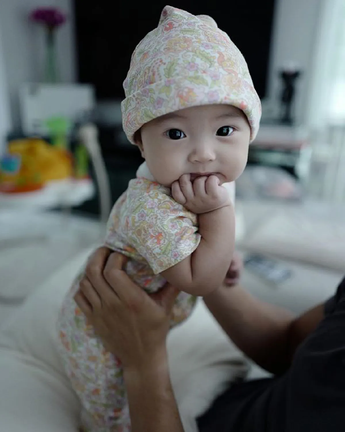 น้องโนล่า อวดความสดใสน่าเอ็นดู โพสท่าถ่ายรูปฉายแววนางแบบตัวน้อย