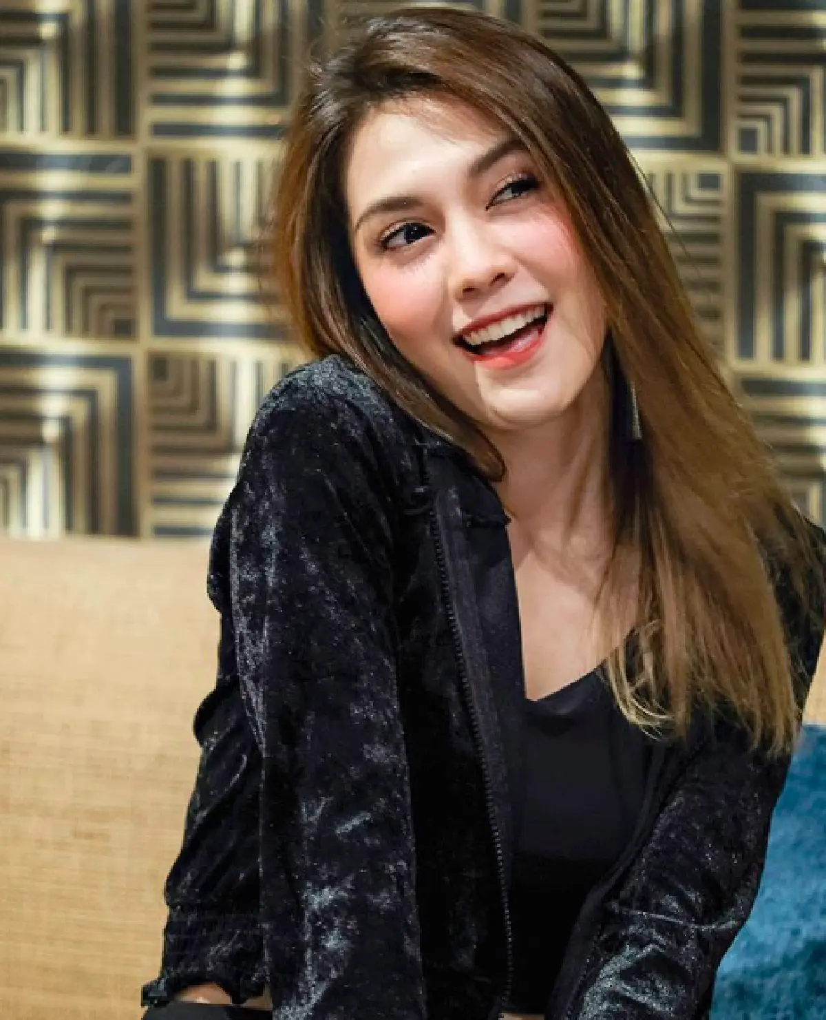 “พั้นช์ วรกาญจน์” แปลงโฉมเป็นสาวหวาน สวยละมุนตา อ่อนโยนมาก