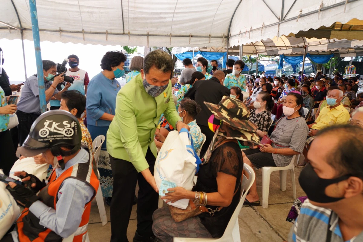 ชาวเคหะชุมชนห้วยขวางยิ้มหลายหน่วยงานช่วยบรรเทาทุกข์โควิด-19