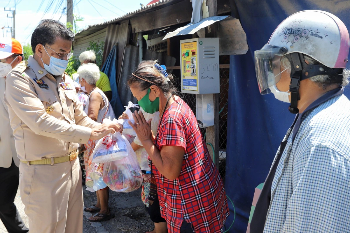 ผู้ว่าฯ-ผู้การปทุมฯนำของกินของใช้ใส่รถพุ่มพวงปันสุขช่วงโควิด-19