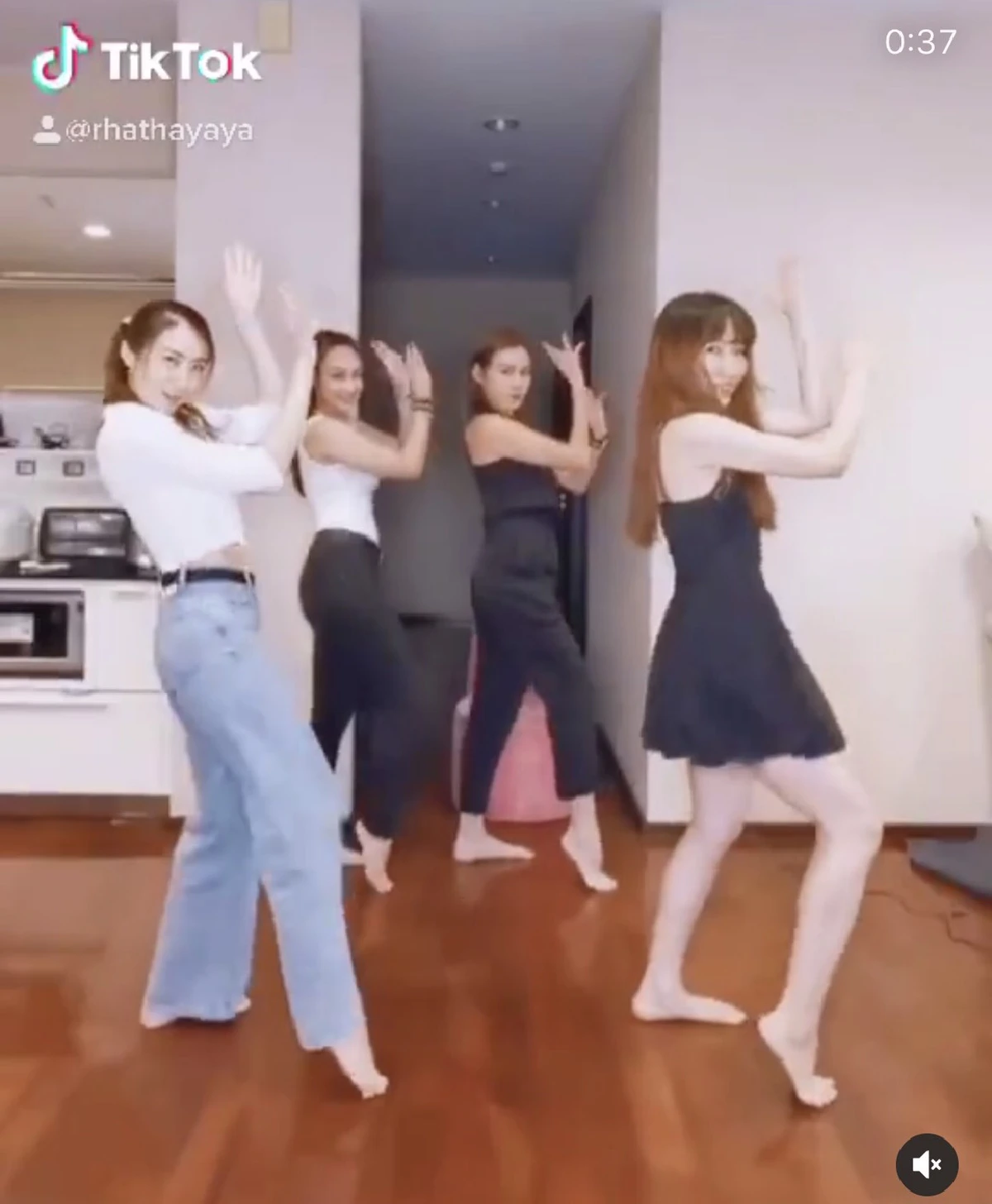 2002 ราตรี รวมตัวอีกครั้ง! ออกสเต็ปแดนซ์กันสุดเหวี่ยงทั้งวัน (คลิป)