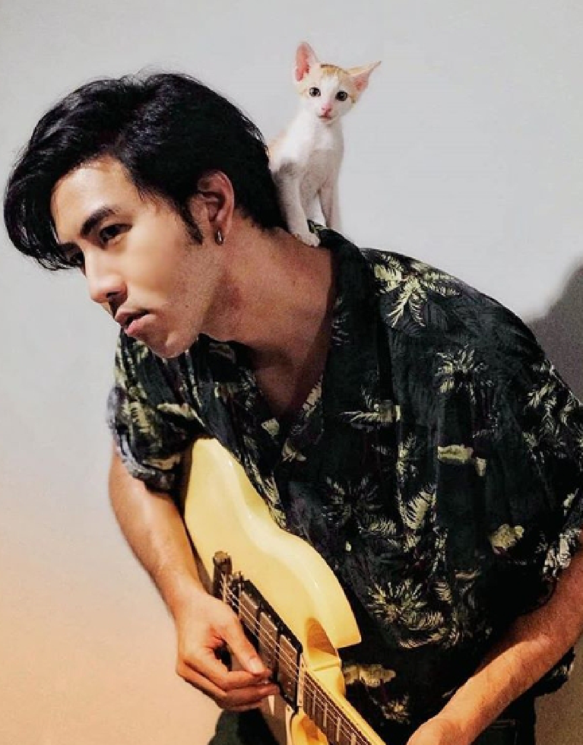 "มิว นิษฐา" ไม่พลาดขอถ่ายรูปด้วย “น้องส้มหยุด" ลูกแมวเซเลบแมวของ "โย่ง อาร์มแชร์"