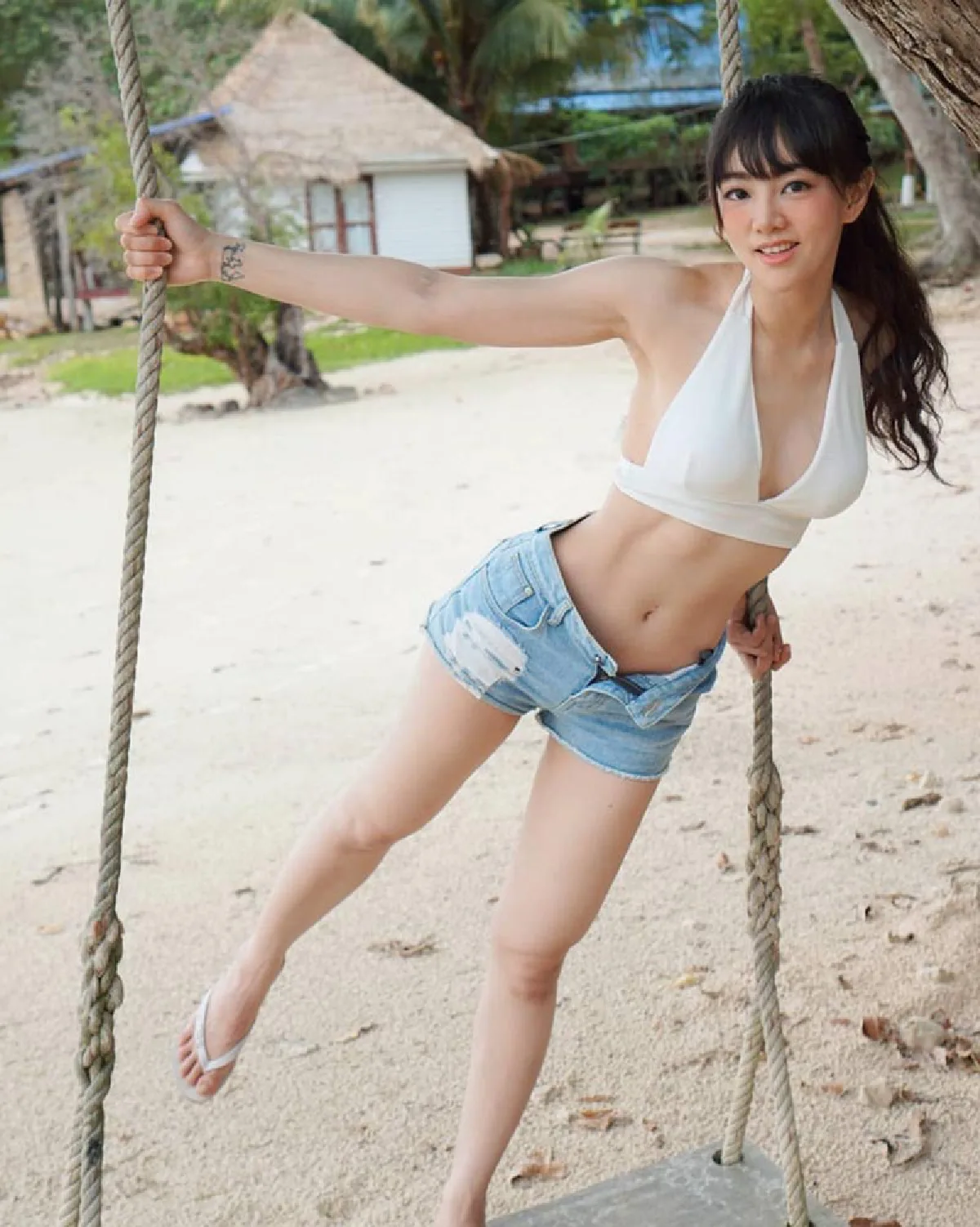 แนนนี่ เกิร์ลลี่ เบอร์รี่ สวยเซ็กซี่ในชุดบิกินี่ ควงแฟนหนุ่มหล่อล่ำสวีทริมทะเล