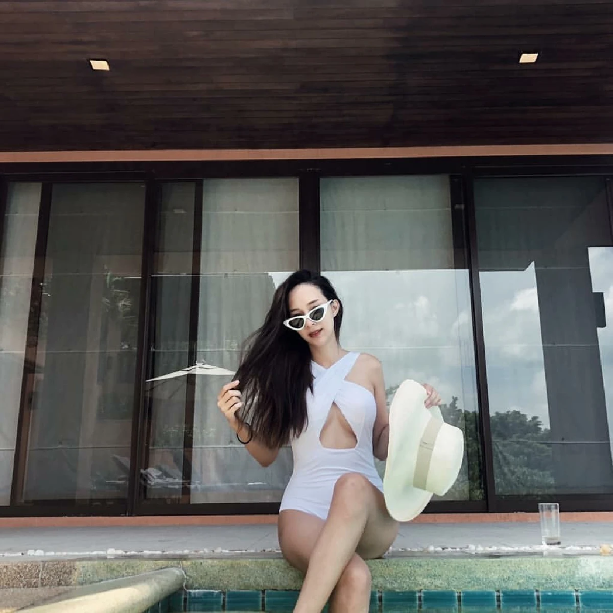 มิ้นท์ ณัฐวรา สลัดผ้าอวดหุ่นสวย ลงเล่นน้ำท้าแดดร้อนเมืองไทย 