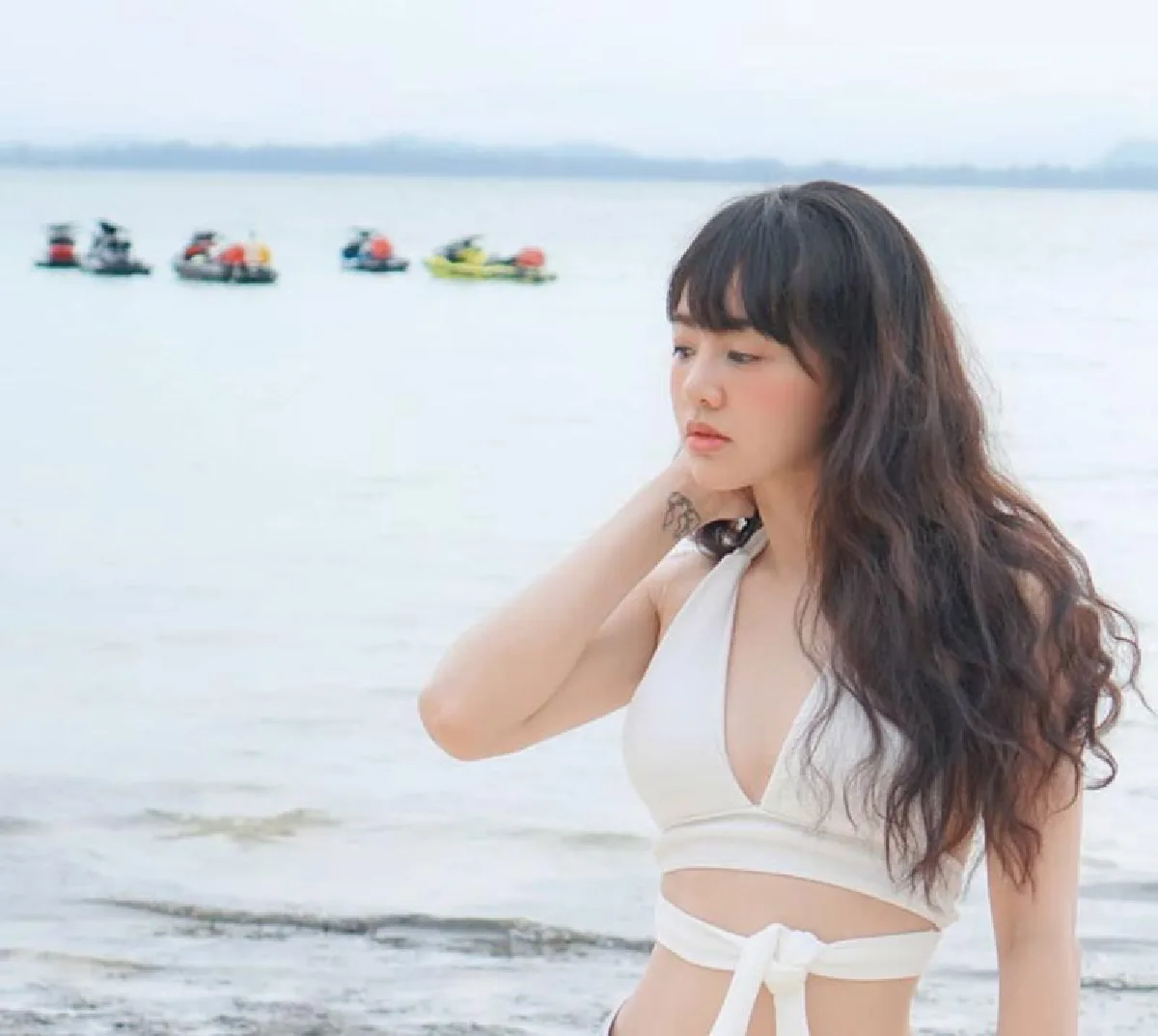 แนนนี่ เกิร์ลลี่ เบอร์รี่ สวยเซ็กซี่ในชุดบิกินี่ ควงแฟนหนุ่มหล่อล่ำสวีทริมทะเล