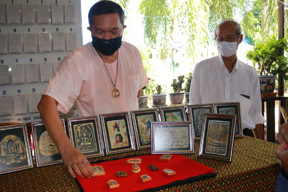 ฮือฮา!นักสะสมพระเครื่องสมเด็จพุฒาจารย์โตมีองค์เรืองแสงได้