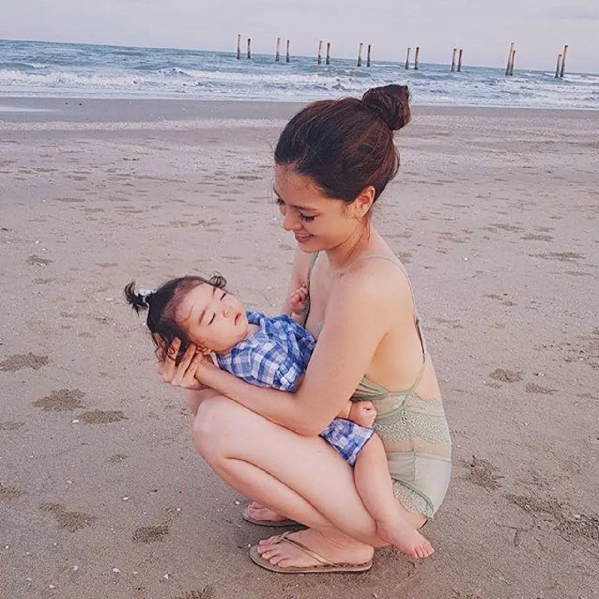 น้องเดมี่ ลูกสาว ลีเดีย-แมทธิว อวดความน่ารักในชุดหนูน้อยชาวเกาะโชว์พุงกะทิ