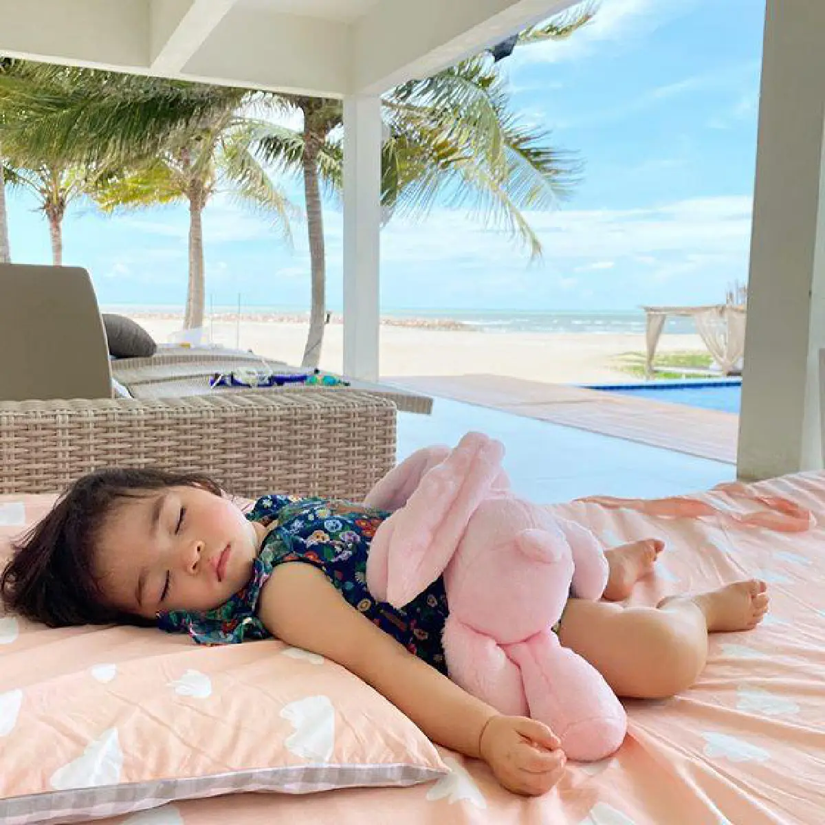 น้องเดมี่ ลูกสาว ลีเดีย-แมทธิว อวดความน่ารักในชุดหนูน้อยชาวเกาะโชว์พุงกะทิ