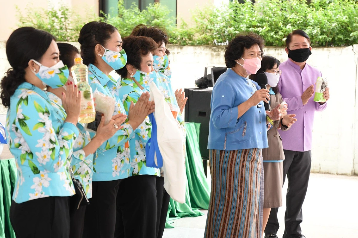 สภาสตรีฯมอบถุงยังชีพสู้โควิด-19 เฉลิมพระเกียรติ สมเด็จพระนางเจ้าฯพระบรมราชินี