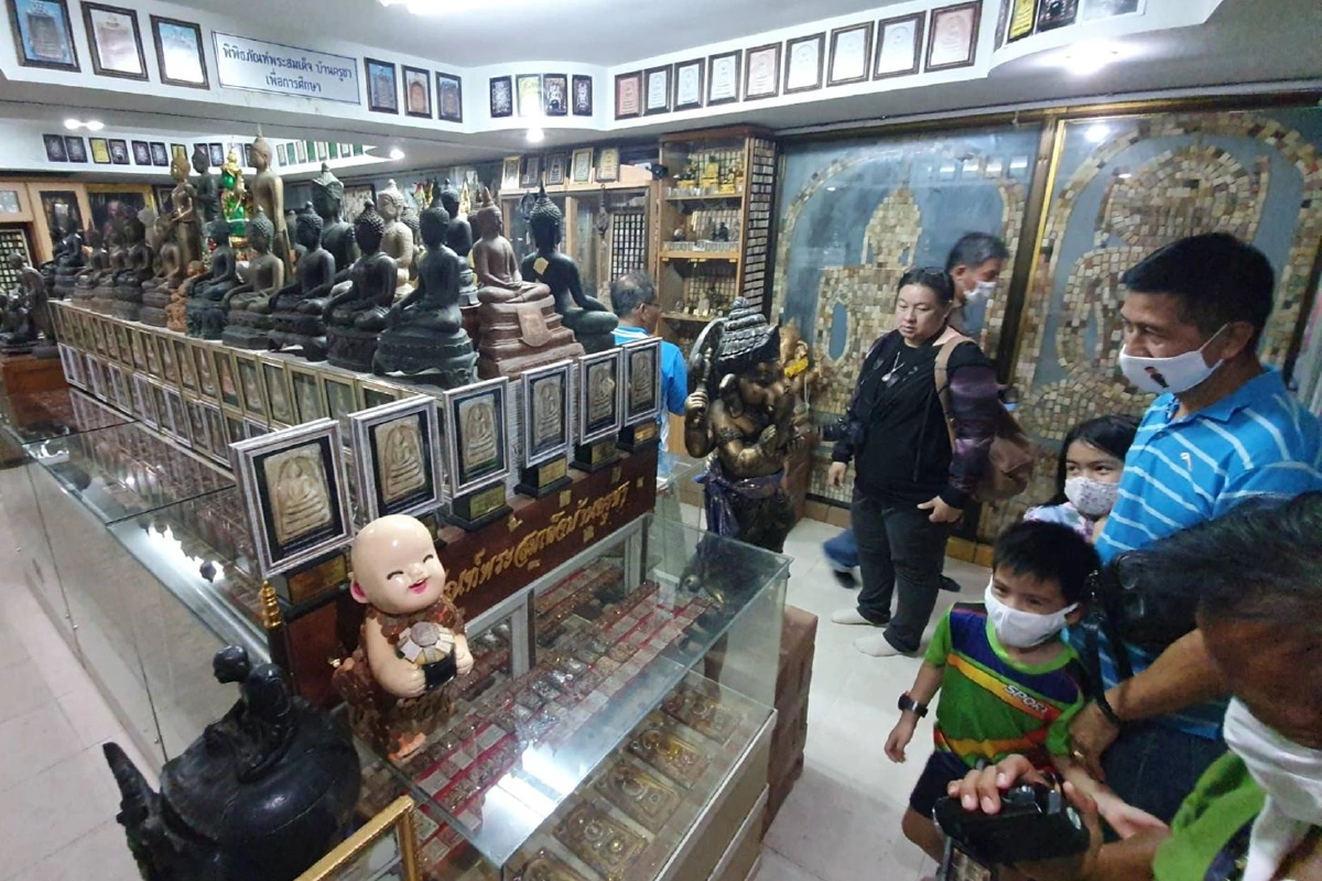 ฮือฮา!นักสะสมพระเครื่องสมเด็จพุฒาจารย์โตมีองค์เรืองแสงได้