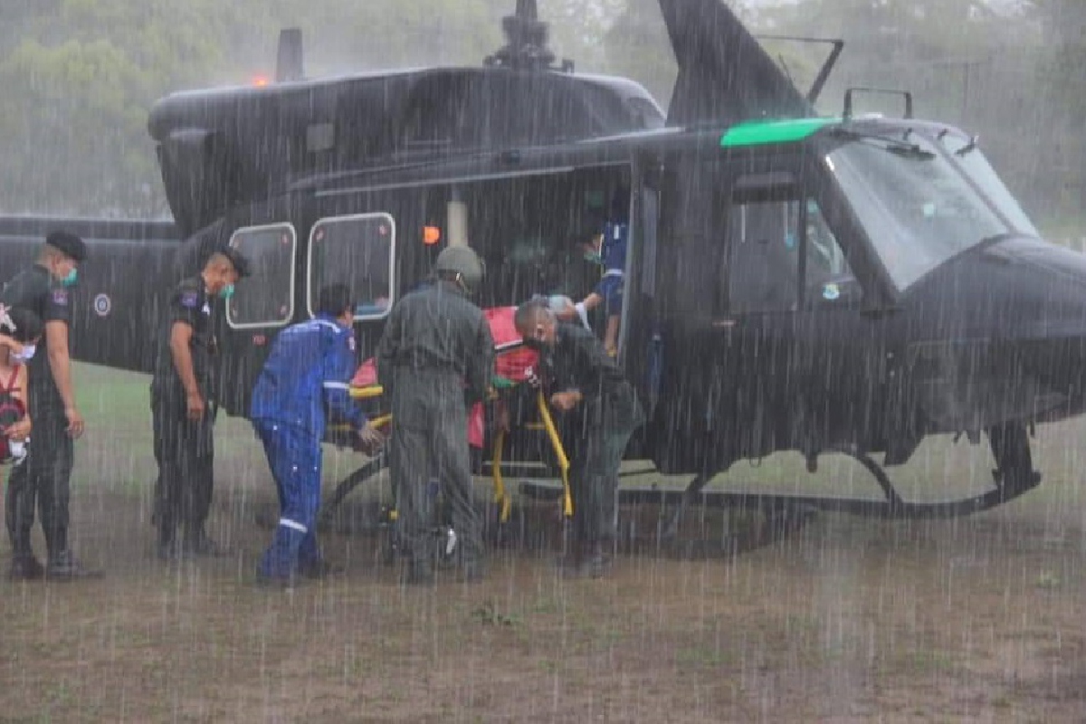 ทีมแพทย์ฉุกเฉิน"Sky Doctor"บินฝ่าฝนรับเด็กหญิงวัย12ป่วยหนักส่งร.พ. ทีมแพทย์ฉุกเฉิน"Sky Doctor"บินฝ่าฝนรับเด็กหญิงวัย12ป่วยหนักส่งร.พ.