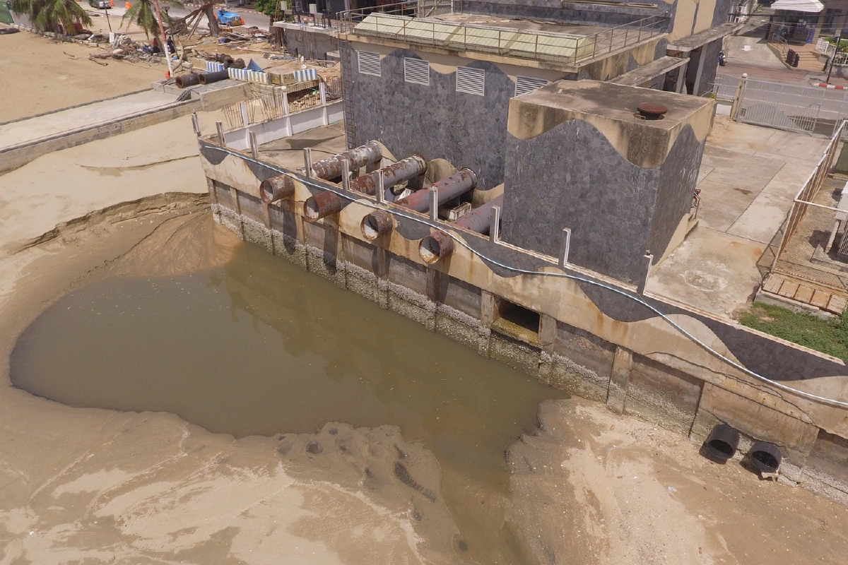 น้ำดำถูกปล่อยลงทะเลพัทยา เหตุฝนตกหนักระบายไม่ทัน