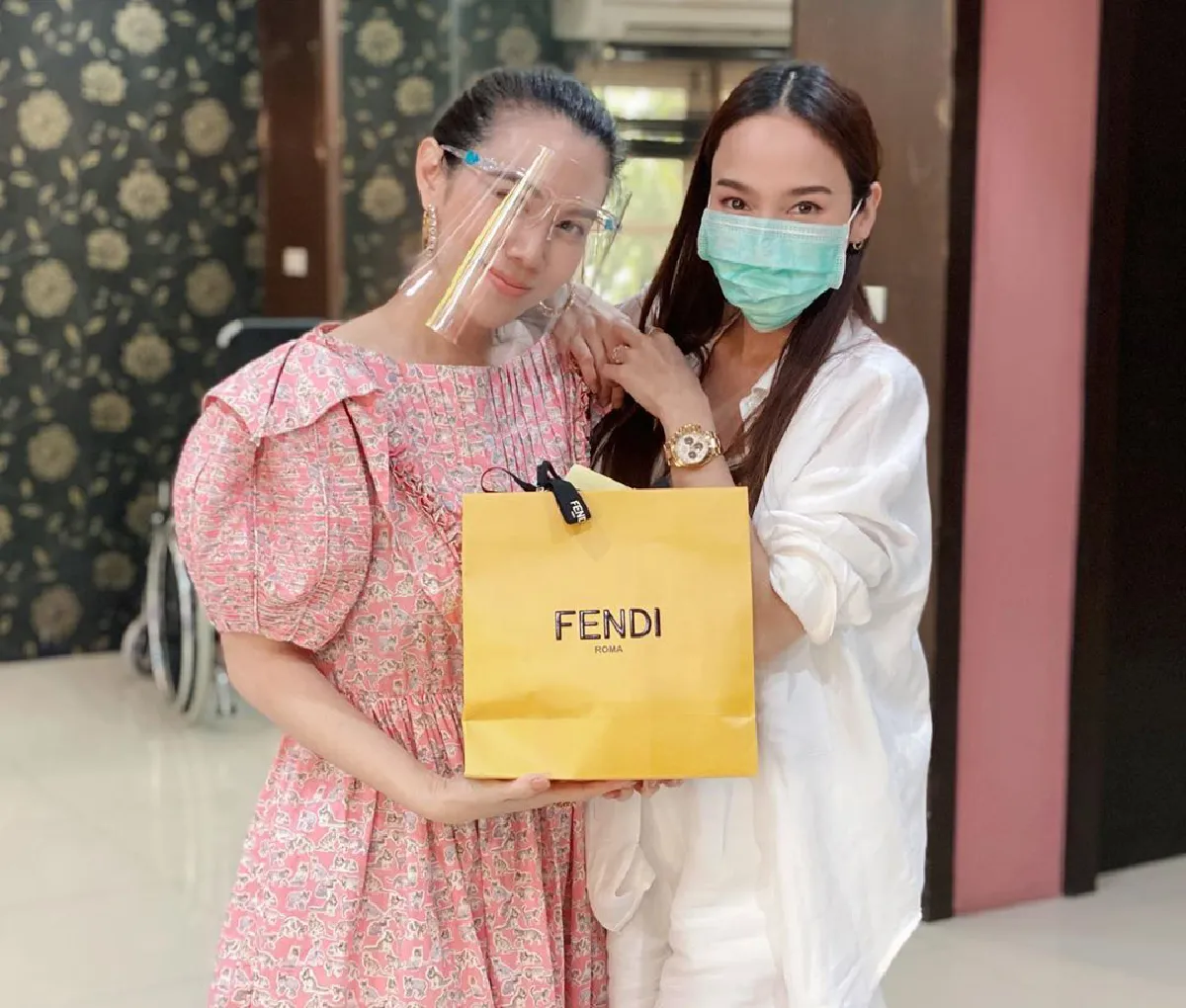 อั้ม-เอ แท็กทีมรวมตัวจัดวันเกิดให้สอง เมย์ ให้ของขวัญจัดหนักพร้อมเงินเป็นปึก