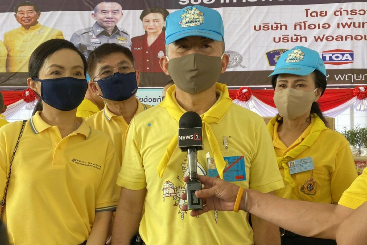 ผบช.ภ.2รับมอบสิ่งของใส่ตู้ปันสุข25โรงพัก มูลค่า 1 ล้านบาท