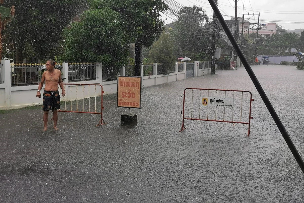 ภาพน้ำท่วมขังในเขตเทศบาลนครภูเก็ตหลังเกิดฝนตกหนัก