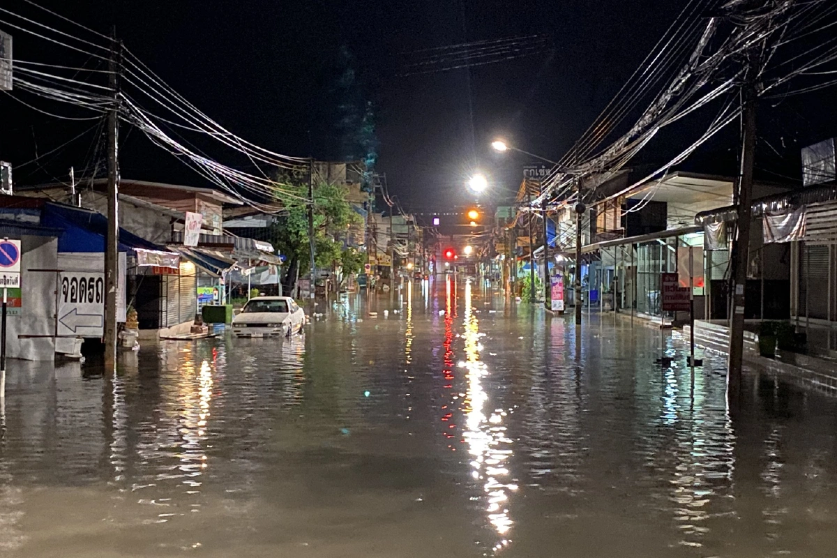 ฝนตกหนักน้ำท่วมถนนหลายสายกลางเมืองกาฬสินธุ์