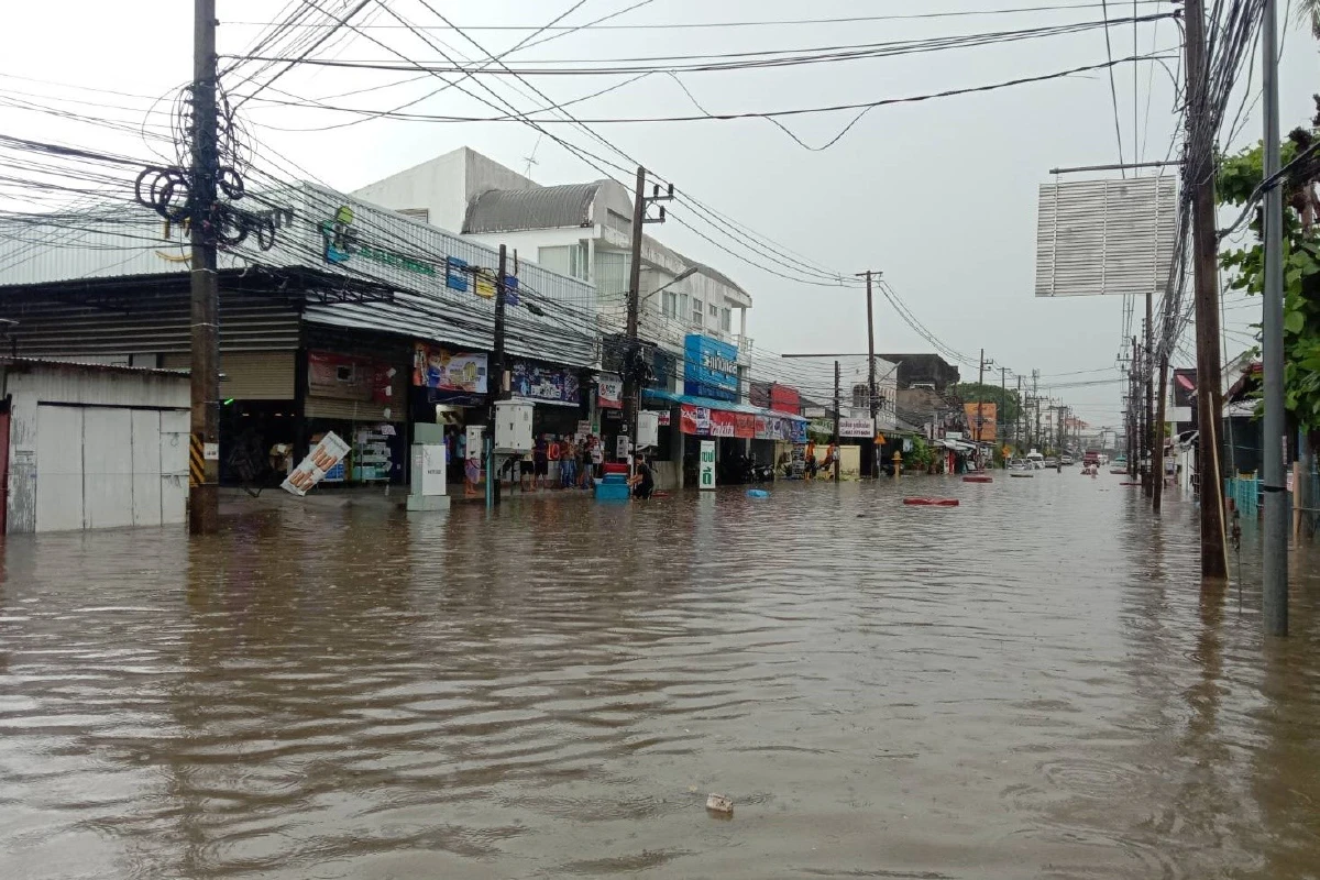 ภาพน้ำท่วมขังในเขตเทศบาลนครภูเก็ตหลังเกิดฝนตกหนัก